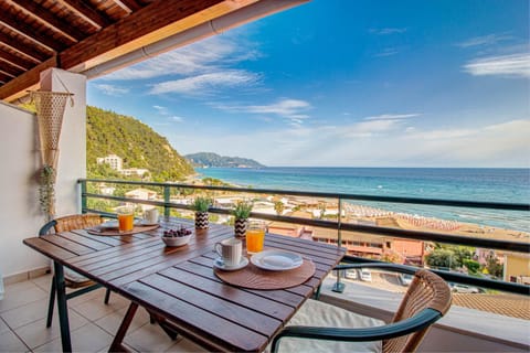 Day, Natural landscape, View (from property/room), Balcony/Terrace, Dining area, Mountain view, Sea view