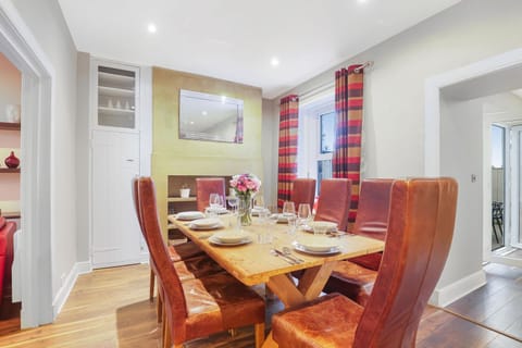 Seating area, Dining area