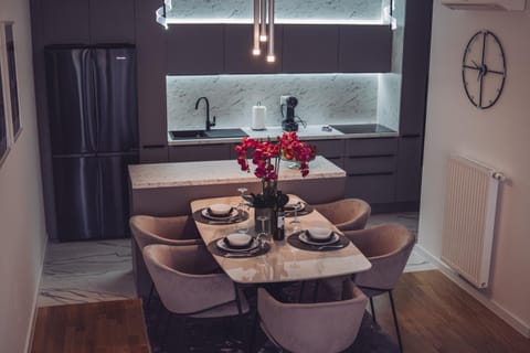 Kitchen or kitchenette, Seating area, Dining area