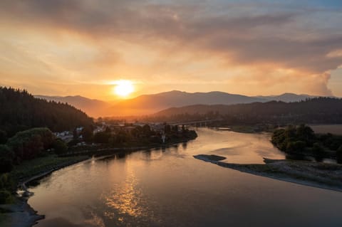 The Historic Bonners Family Home- 4 Bedroom - Panoramic River Views, Casino Nearby House in Idaho