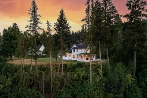 The Historic Bonners Family Home- 4 Bedroom - Panoramic River Views, Casino Nearby House in Idaho