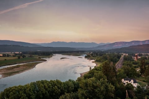 The Historic Bonners Family Home- 4 Bedroom - Panoramic River Views, Casino Nearby House in Idaho