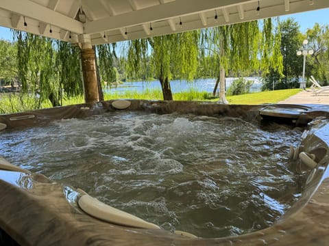 Lakefront Cottage at Lakewood House in Sierra Nevada