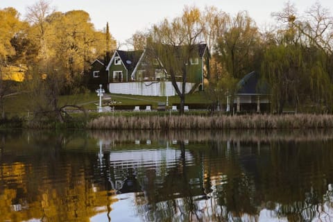 Lakefront Cottage at Lakewood House in Sierra Nevada
