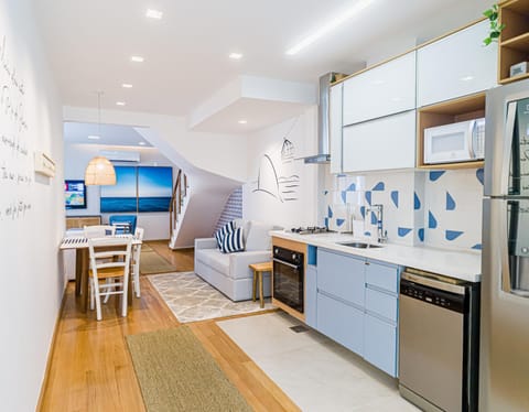 Kitchen or kitchenette, dishwasher, oven