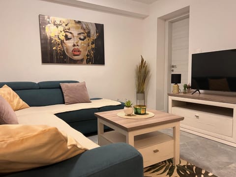 Communal lounge/ TV room, TV and multimedia, Living room, Seating area