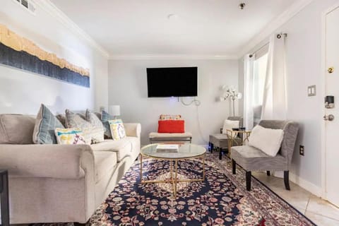 Communal lounge/ TV room, TV and multimedia, Living room, Seating area, Evening entertainment