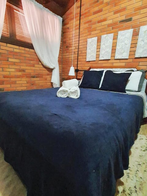 Bed, Photo of the whole room, Decorative detail, Bedroom, towels