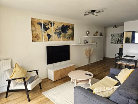 Communal lounge/ TV room, TV and multimedia, Living room, Seating area