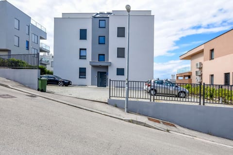 Property building, Facade/entrance, Street view, Location, Parking