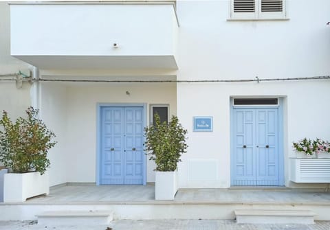 Property building, Facade/entrance, Day