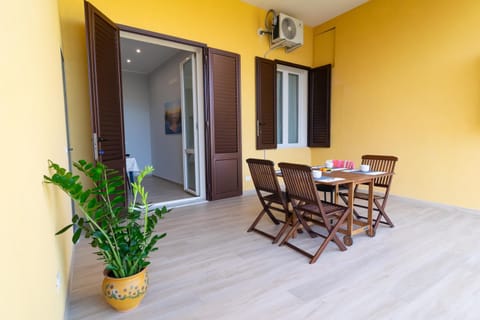 Communal lounge/ TV room, Balcony/Terrace