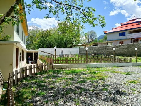 Property building, Spring, Day, Natural landscape, Garden, Garden view