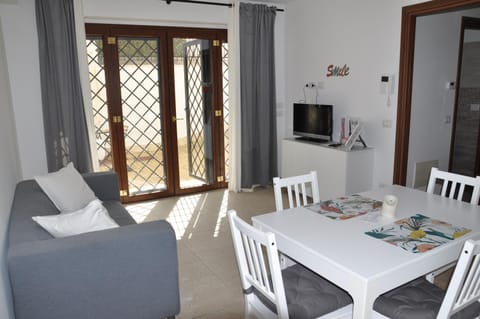 Communal lounge/ TV room, TV and multimedia, Living room, Seating area, Dining area, Evening entertainment