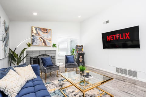 Mins to Disney Chic 3BR with Arcade House in Costa Mesa