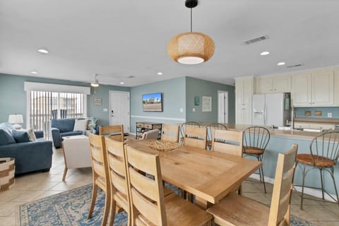 3BR Condo Gulf Views with Pool, Boat Launch and Dock Apartment in West Beach