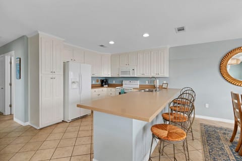 3BR Condo Gulf Views with Pool, Boat Launch and Dock Apartment in West Beach