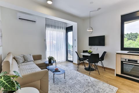 TV and multimedia, Living room, Seating area, Dining area