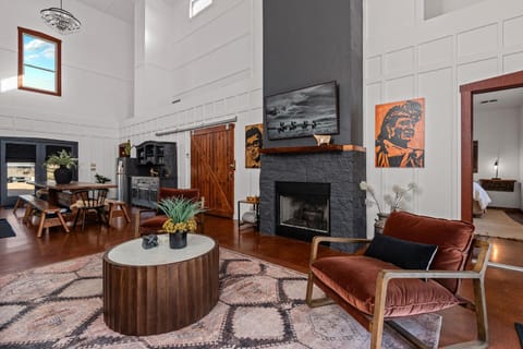 Meadows Farmhouse & Cottage - Hot Tub & Fire Pit House in Fredericksburg