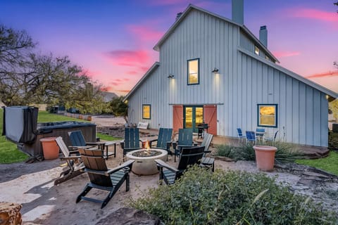 Meadows Farmhouse - Hot Tub & 5 mins to Main House in Fredericksburg