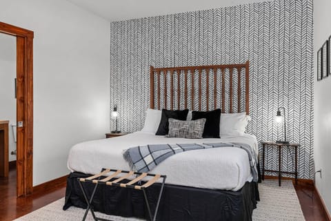 Meadows Farmhouse - Hot Tub & 5 mins to Main House in Fredericksburg