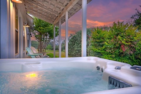 Meadows Cottage - Hot Tub & 5 mins to Main House in Fredericksburg