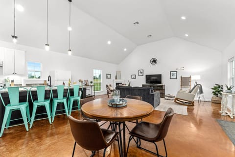 Meadows Cottage - Hot Tub & 5 mins to Main House in Fredericksburg