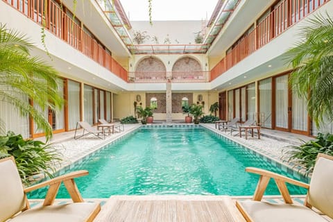 Swimming pool, sunbed