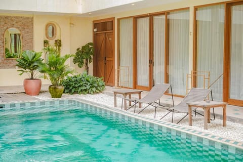 Swimming pool, sunbed