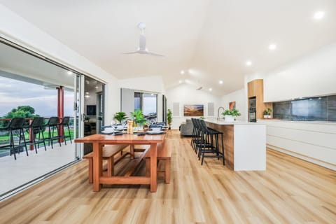 TV and multimedia, Kitchen or kitchenette, Dining area