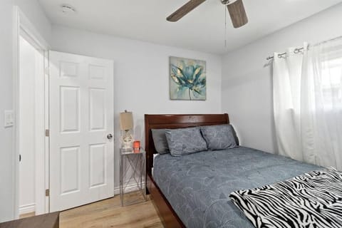 Modern City Ranch 3 bdrm Family Home Access by Dirt Road House in Palmdale