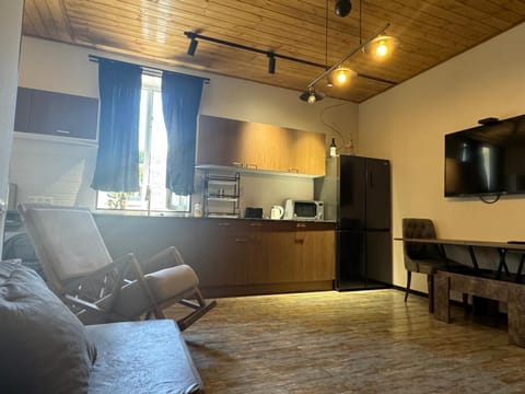 Communal lounge/ TV room, TV and multimedia, Coffee/tea facilities, Kitchen or kitchenette, Living room, Seating area, Dining area, minibar, oven