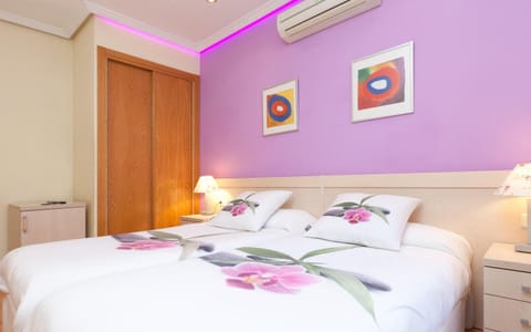 Bed, Photo of the whole room, Decorative detail, Bedroom