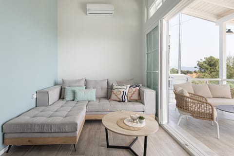 Patio, View (from property/room), Balcony/Terrace, Living room, Seating area, air conditioner