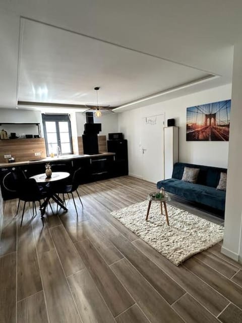 Kitchen or kitchenette, Living room, Seating area, Dining area