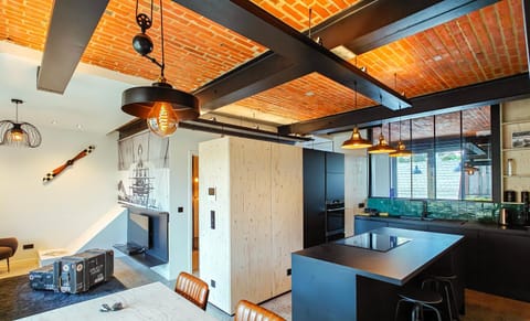 Kitchen or kitchenette, Seating area, kitchen