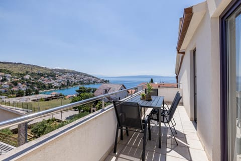 Property building, Balcony/Terrace, Sea view