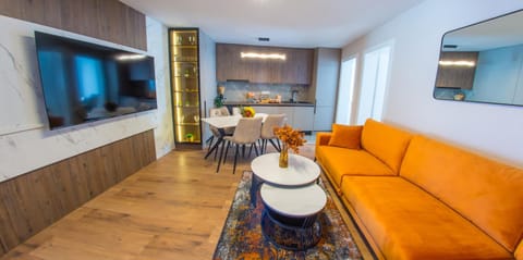 TV and multimedia, Kitchen or kitchenette, Living room, Seating area, Dining area