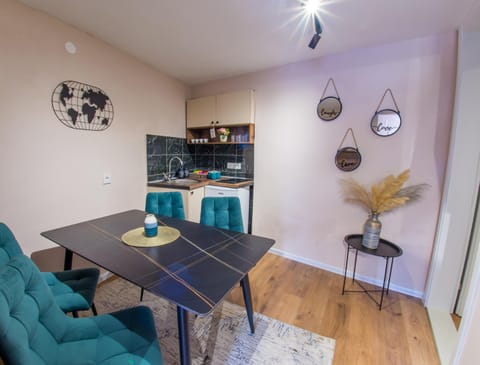 Kitchen or kitchenette, Seating area, Dining area, stove