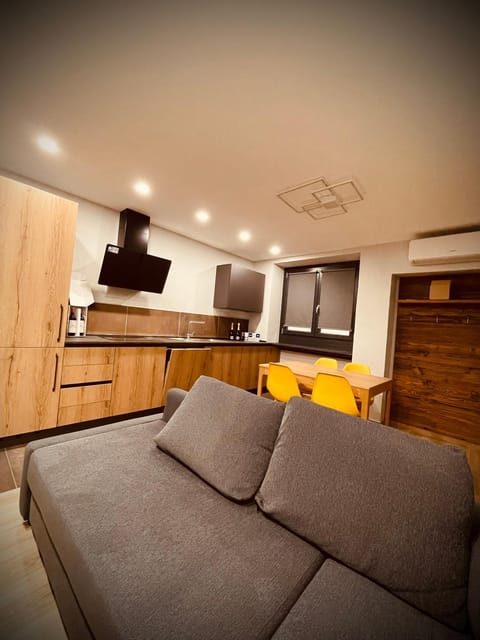 TV and multimedia, Kitchen or kitchenette, Living room, Seating area, Dining area