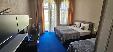 Communal lounge/ TV room, Bed, TV and multimedia, Kitchen or kitchenette, Photo of the whole room, Evening entertainment, Bedroom, hair dresser, wardrobe