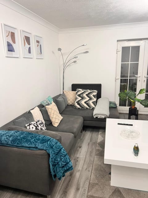 Lovely tidy and well decorated en-suite king sized bedroom in a shared 2 bedroom flat Apartment in Leeds