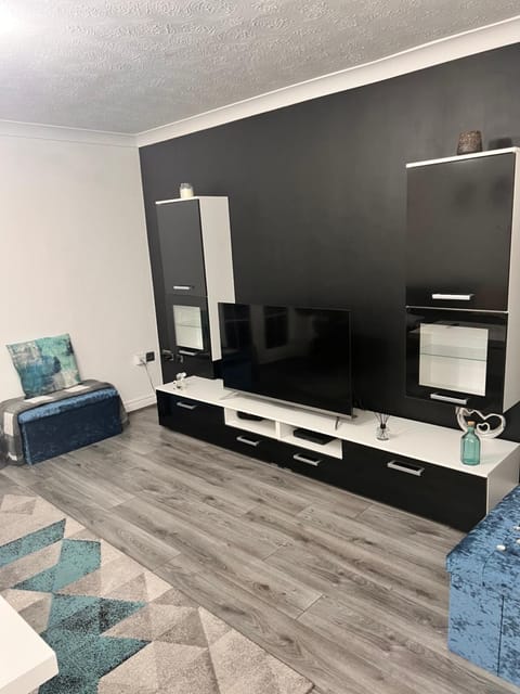 Lovely tidy and well decorated en-suite king sized bedroom in a shared 2 bedroom flat Apartment in Leeds