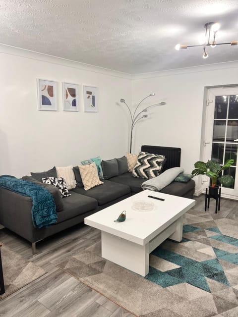 Lovely tidy and well decorated en-suite king sized bedroom in a shared 2 bedroom flat Apartment in Leeds