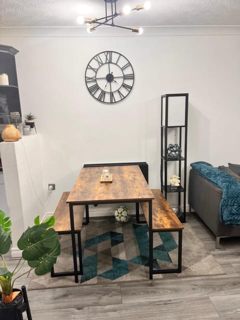 Lovely tidy and well decorated en-suite king sized bedroom in a shared 2 bedroom flat Apartment in Leeds