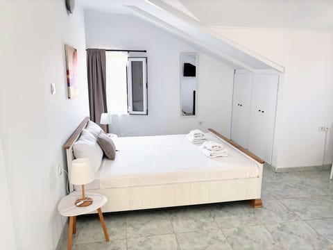 Bed, Bedroom, towels