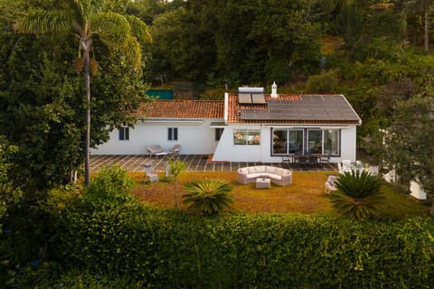 Property building, Spring, Day, Natural landscape, Garden, Garden view, Parking