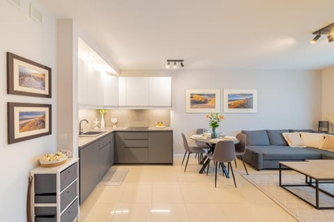 Coffee/tea facilities, Kitchen or kitchenette, Dining area, dishwasher, stove, kitchen