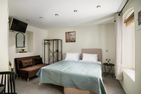 Bed, Seating area, wardrobe