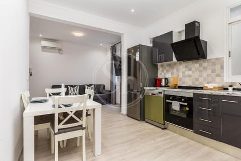Kitchen or kitchenette, Dining area, oven, stove